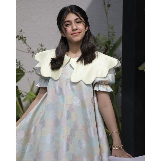 صورة فستان بناتي سداسي ملون | تصميم مفتوح الخصر ودلعة صفراء - 1182